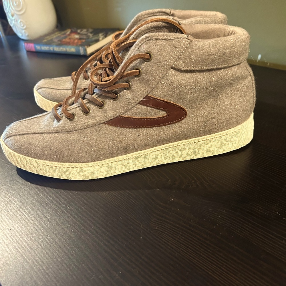 Men’s 10.5 Tretorn Nylite Wool Mid  Top Sneakers